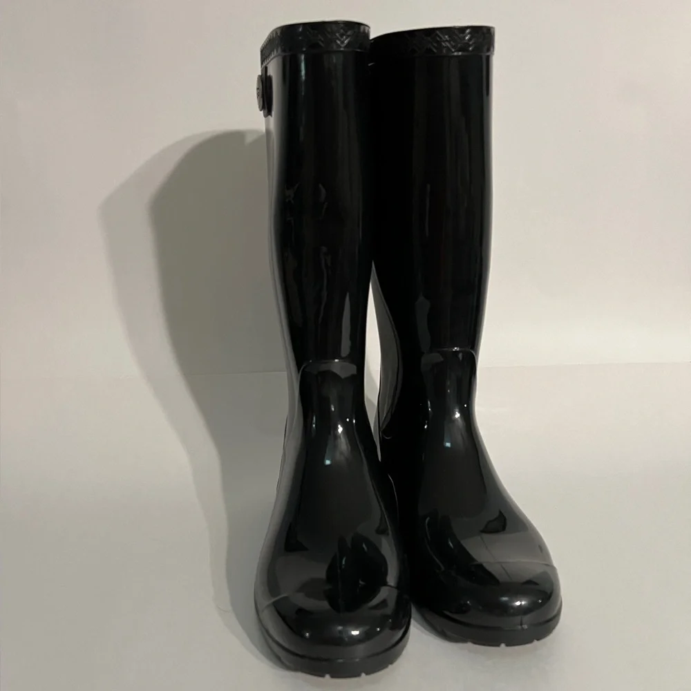 UGG Rubber Rain Boots, women’s size 8. Glossy Boot in Black. Sherpa insoles